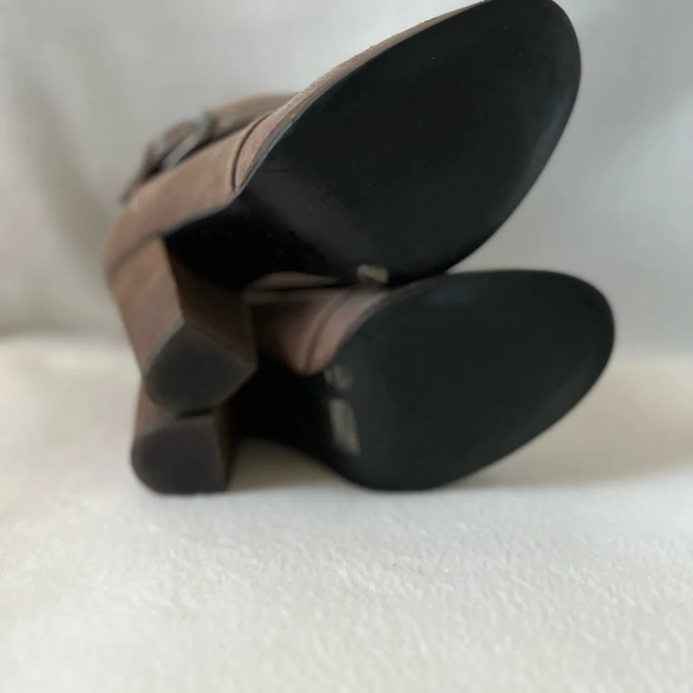 BCBG Size 7M Taupe Leather/Suede Booties